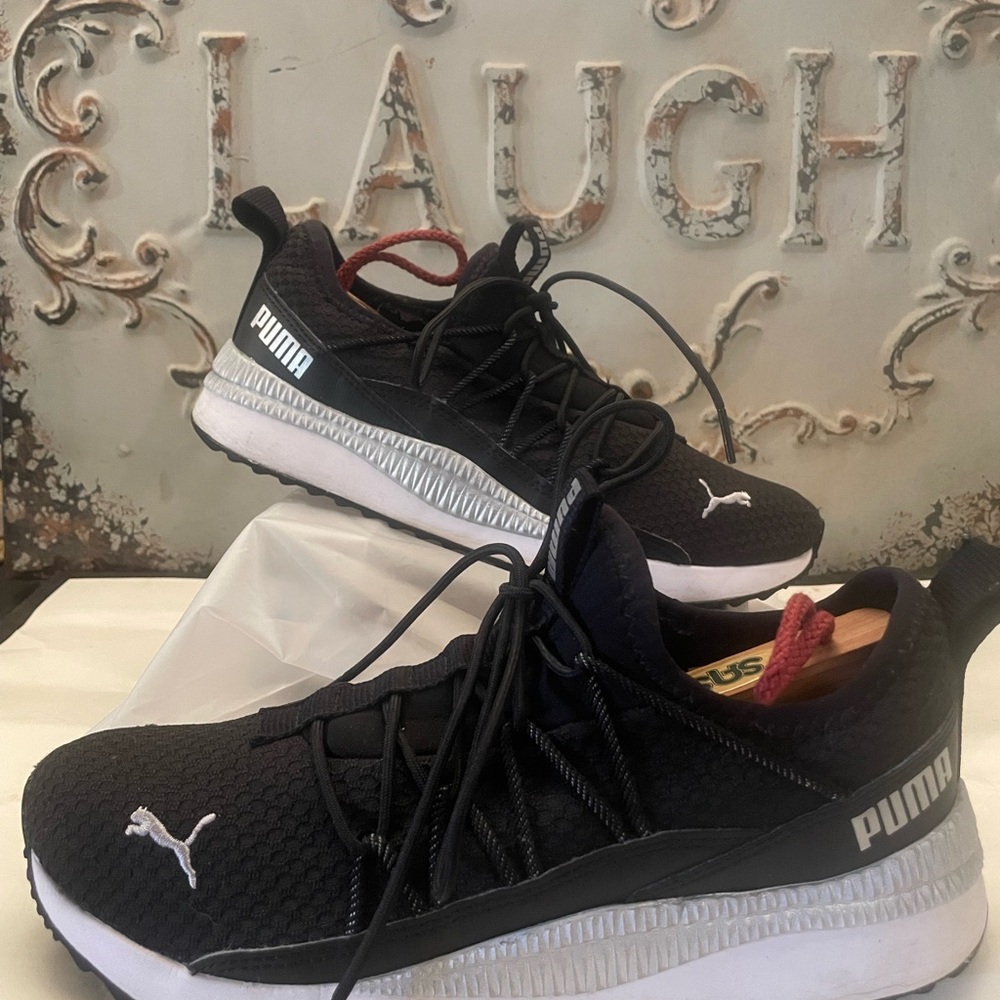 Women’s 8 black and white Puma sneakers